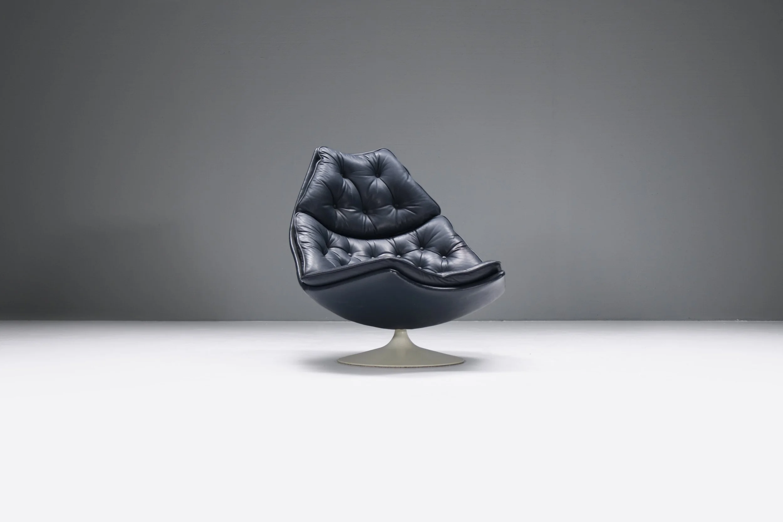 F588 Geoffrey D. Harcourt Artifort by Aera lab vintage design furniture Dendermonde Belgium Aera lab. I Fine selection of vintage design furniture by Aera lab Belgium
